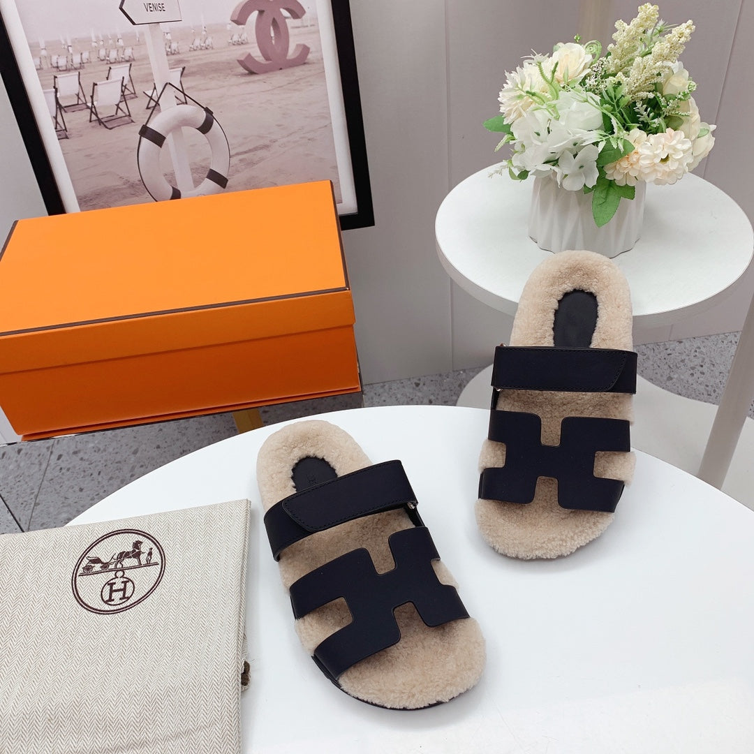 HERMES Chypre Sandal Beige shearling insole Black goatskin lining